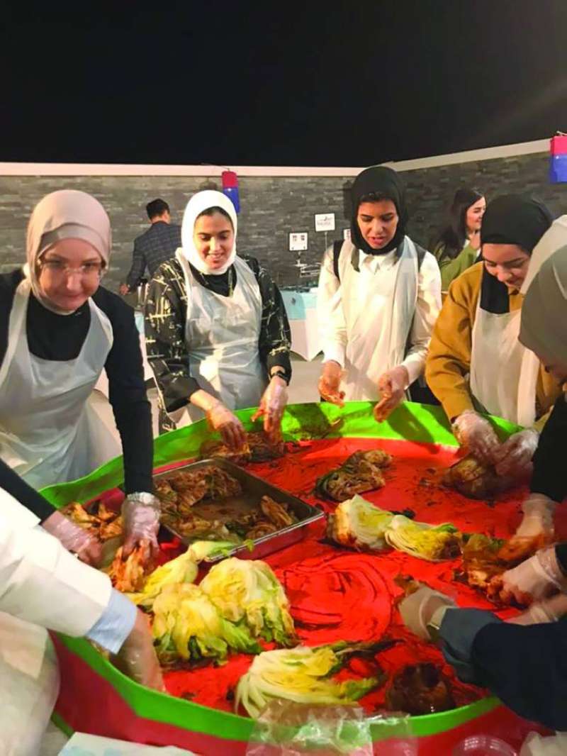 فتيات كويتيات تشاركن في إعداد طبق الكيمتشي