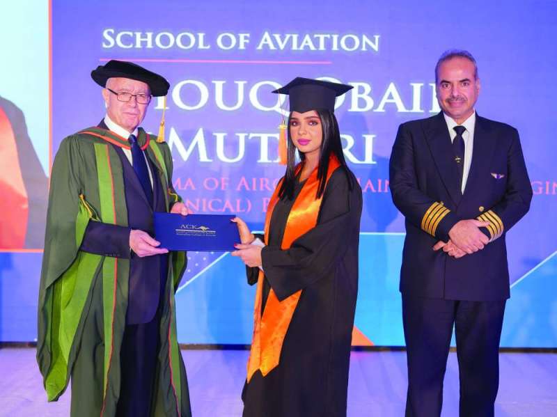 خريجة هندسة طيران تستلم الشهادة