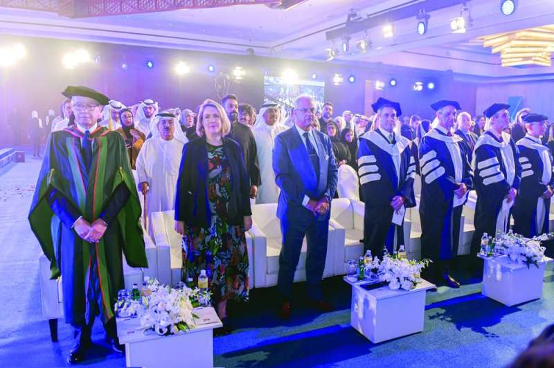  الحضور وقوفاً خلال عزف السلام الوطني