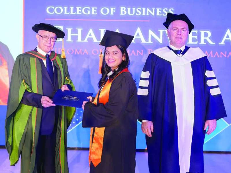 خريجة تتسلم شهادتها