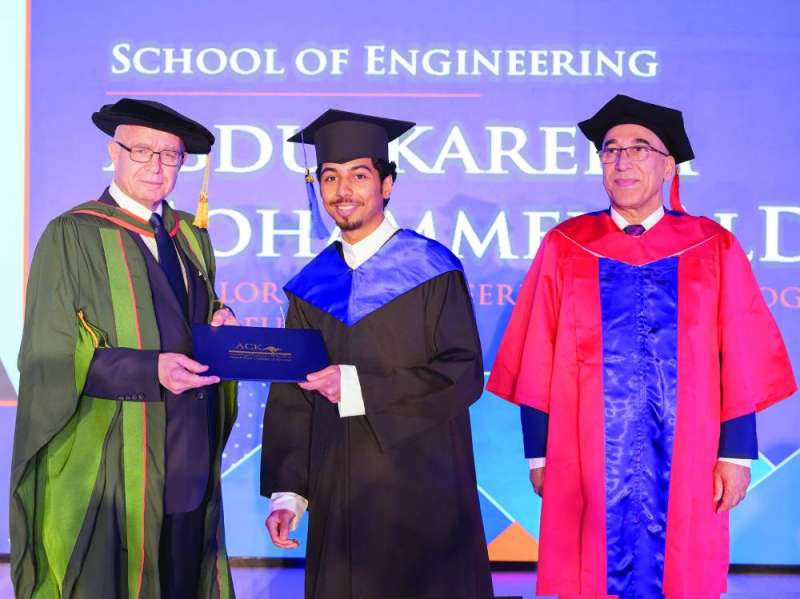 أحد الخريجين يتسلم شهادته