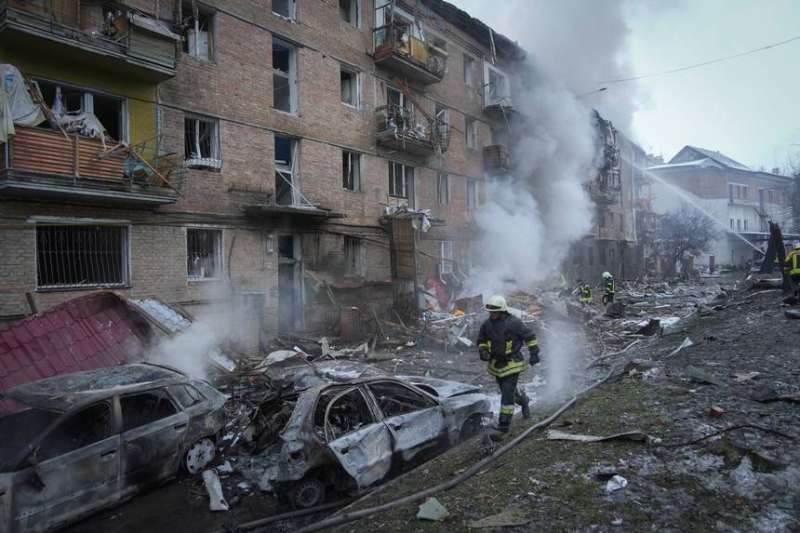 إحدى ضواحي كييف بعد تعرضها لقصف روسي 