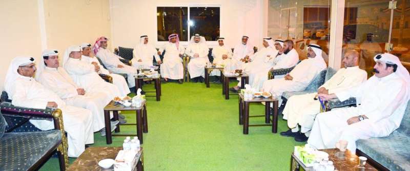 رواد ديوانية المسعود في القيروان	 (تصوير نايف العقلة)
