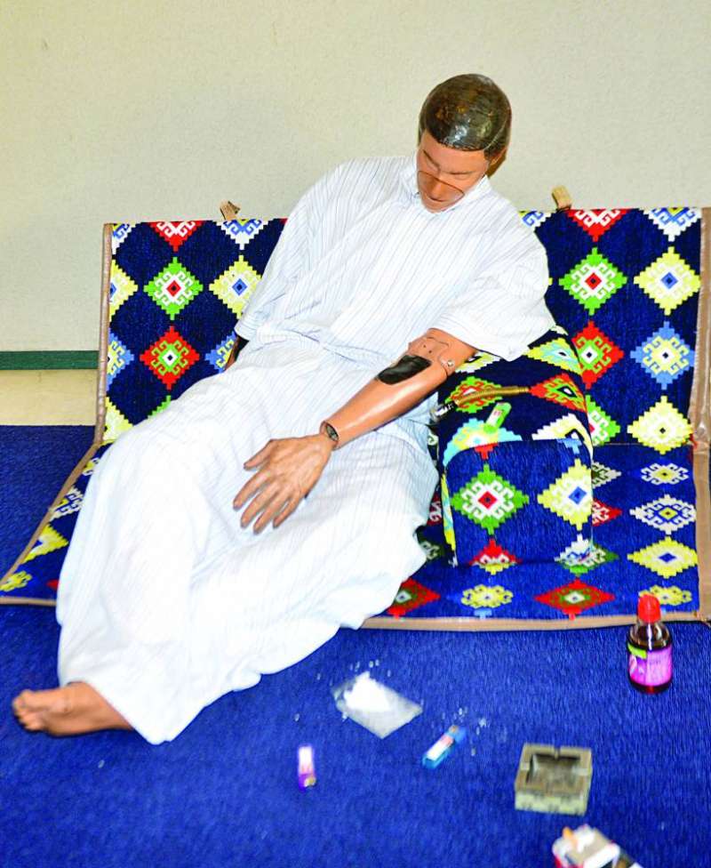 مجسم لمُتعاطٍ مع أدوات التعاطي 