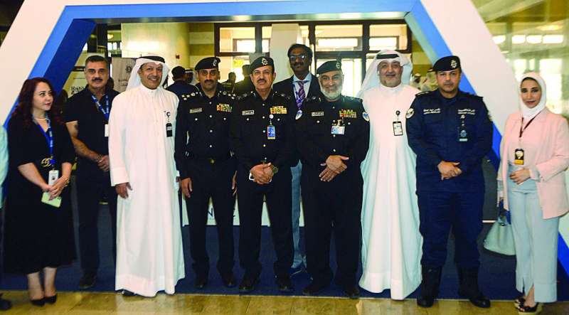 الكندري والعويهان والعتيبي وناصر بوصليب مع المشاركين في افتتاح المعرض 	(تصوير نايف العقلة)
