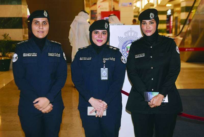 المقدم إسراء بولند والنقيبان عائشة مال الله وسارة جميل
