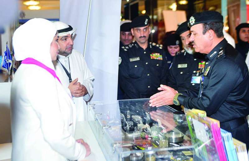 الكندري يستمع إلى شرح في جناح الطب الشرعي
