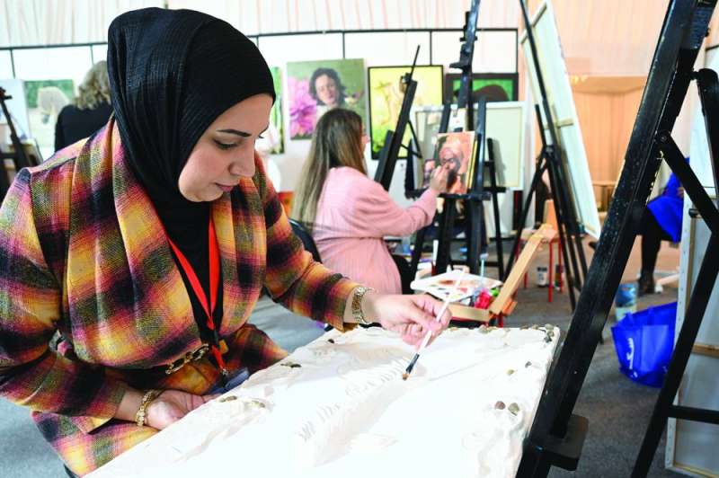 الرسم الحيّ أمام الجمهور 