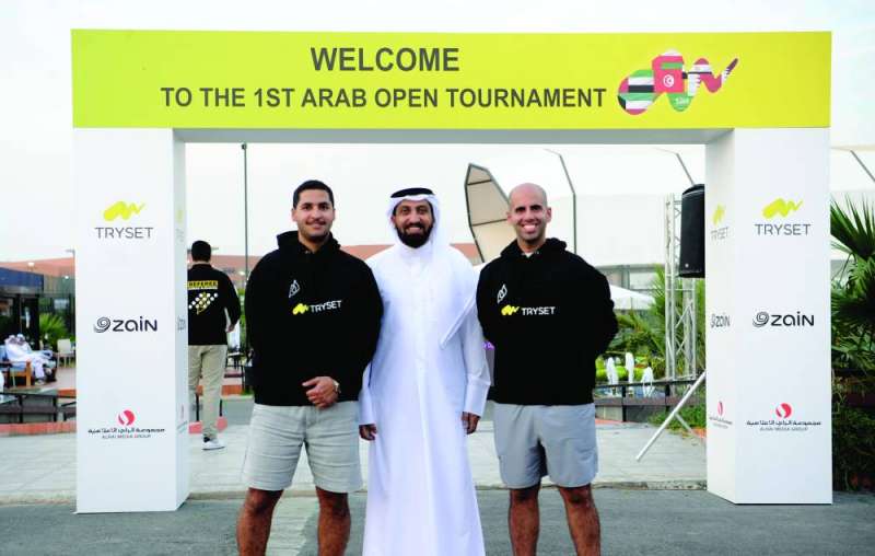 
الزميل غانم السليماني متوسطاً الماجد والمنصور
