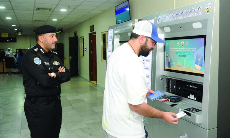 العقيد العمهوج يتابع عملية استخراج أحد المواطنين لجوازه
