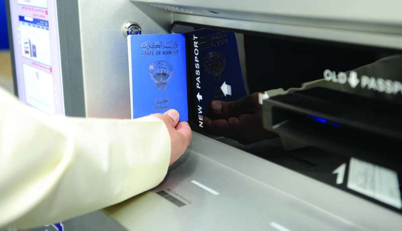 تسلم الجواز في لحظات 		(تصوير سعود سالم)
