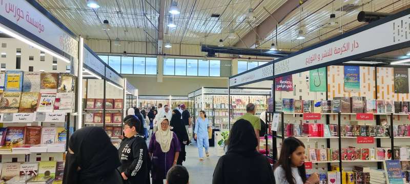 رواد من أعمار متفاوتة 