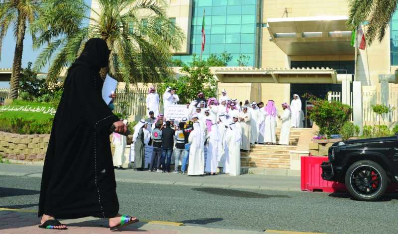 عدد من المعتصمين أمام مبنى الديوان