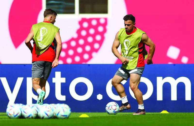 شيردان شاكيري خلال تدريبات المنتخب السويسري (رويترز)