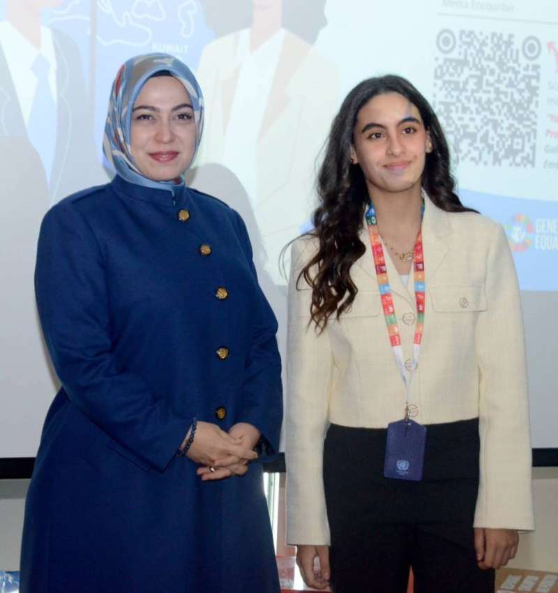 السفيرة التركية مع إحدى الطالبات