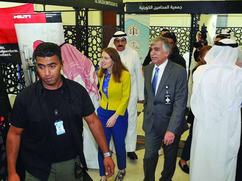 جولة للسفيرة البريطانية بالمعرض 	(تصوير نايف العقلة)
