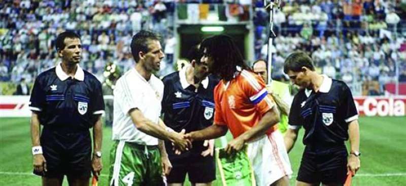 
رود خوليت وميك ماكارثي قبل مواجهة هولندا وايرلندا في مونديال 1990 