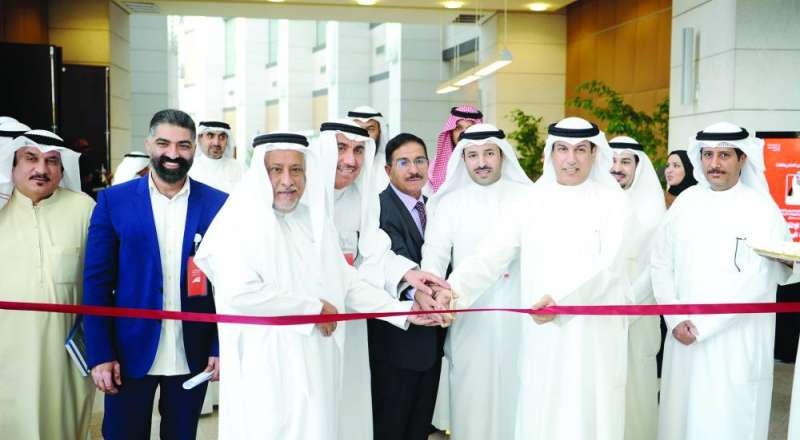 
الديحاني والسويط خلال قص شريط افتتاح المعرض	 (تصوير سعود سالم)
