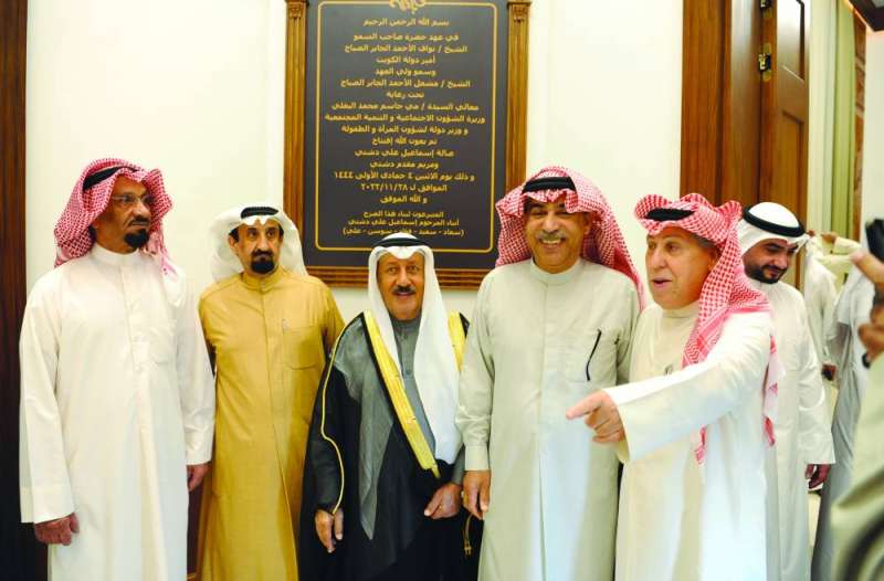 جواد بوخمسين متوسطاً عدداً من الحضور