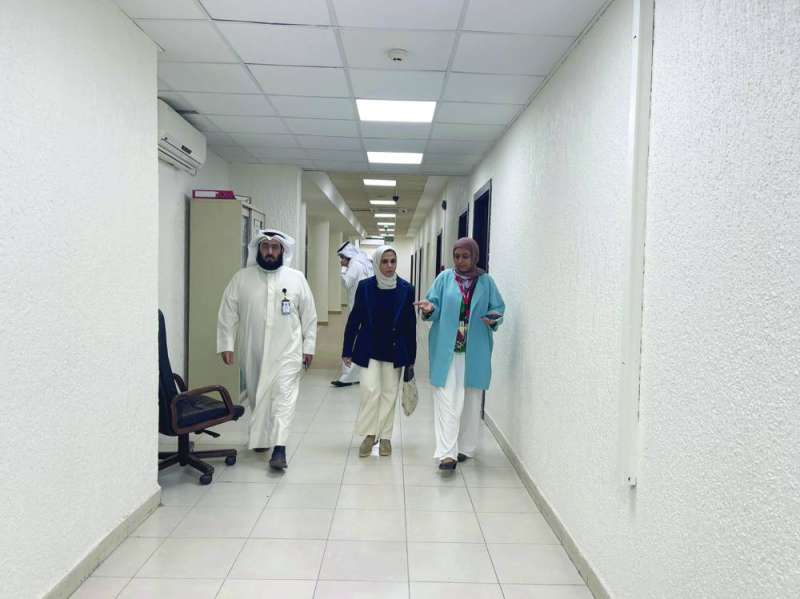 البغلي والمبيلش خلال الجولة في المبنى