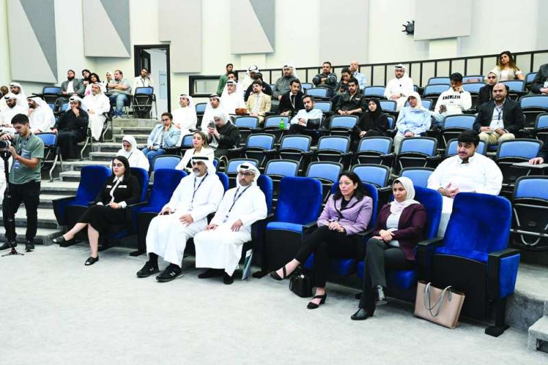 
مشاري بودي وقياديو الكلية وضيوف الفعالية في مقدم الحضور
