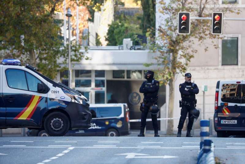 ضباط إسبان أمام السفارة الأميركية في مدريد