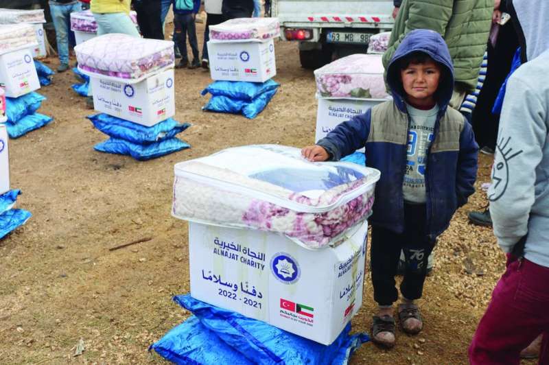 
توزيع مساعدات في أحد مخيمات اللاجئين في تركيا
