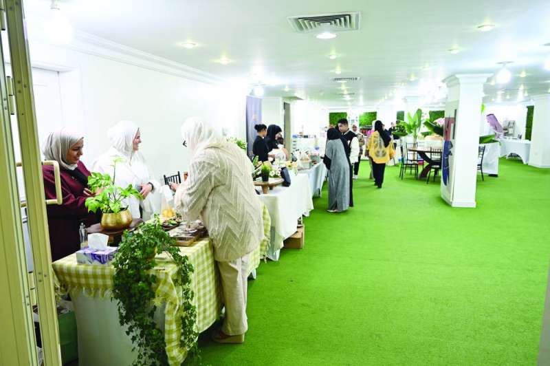 
أجنحة ومتسوقون
