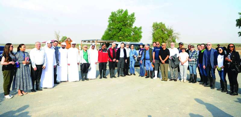 
السفراء وممثلو المنظمات الدولية المشاركون في زراعة النبتة في محمية الجهراء 	(تصوير سعود سالم)