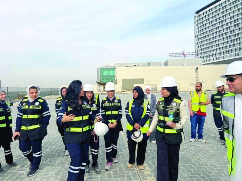 المسعد تستمع لشرح عن أعمال المشروع
