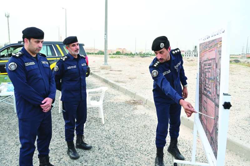 القحطاني وعثمان يستمعان إلى شرح عن خطة الانتشار 