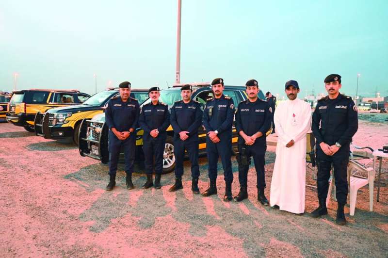 الزميل نايف كريم متوسطاً المشاركين في الحملة