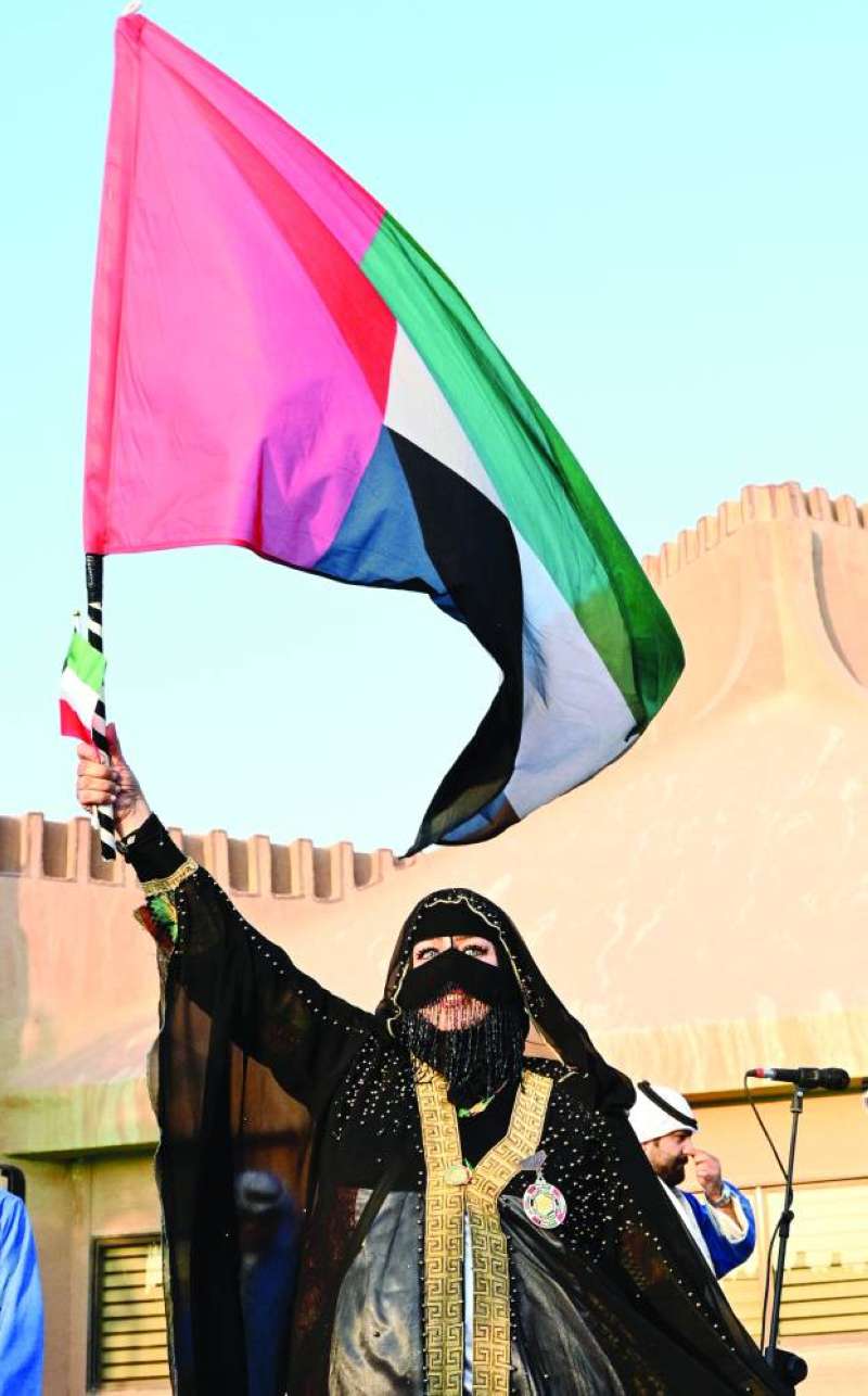 
سيدة إماراتية ترفع علم بلادها 