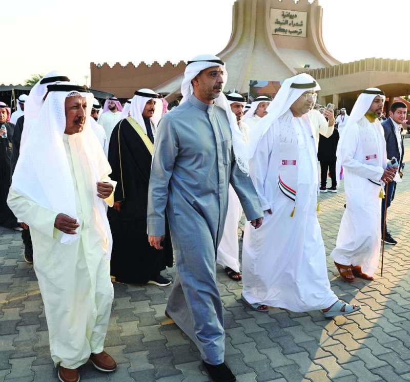 النيادي والعبدالله وعدد من المشاركين خلال الجولة بالديوانية 	 (تصوير نايف العقلة)