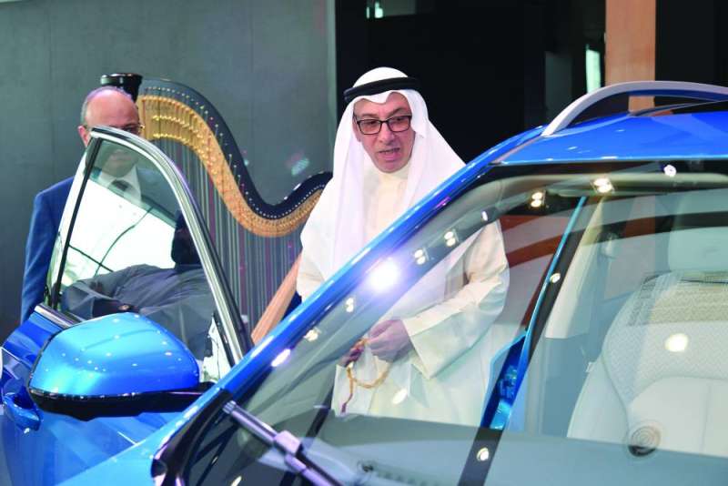 عادل الغانم يجرّب السيارة الجديدة كلياً