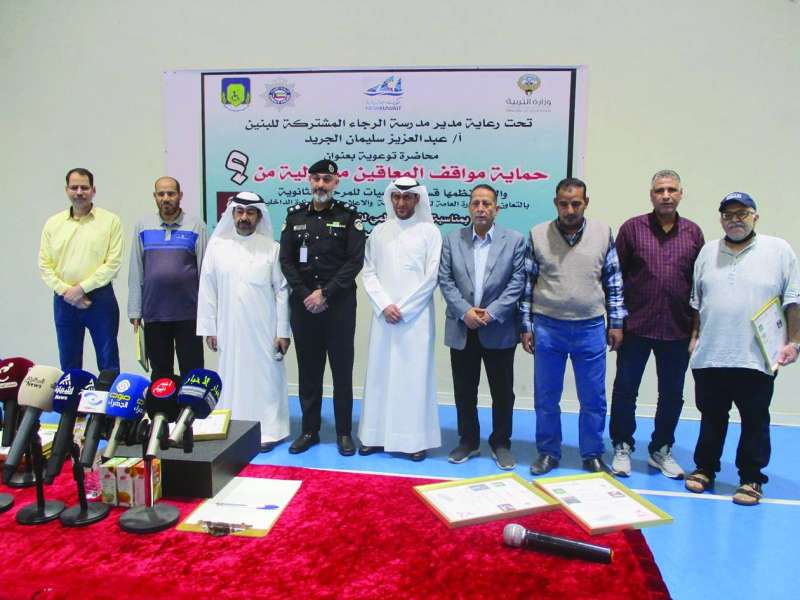 المقدم بهمن يتوسط المسؤولين في مدرسة الرجاء المشتركة
