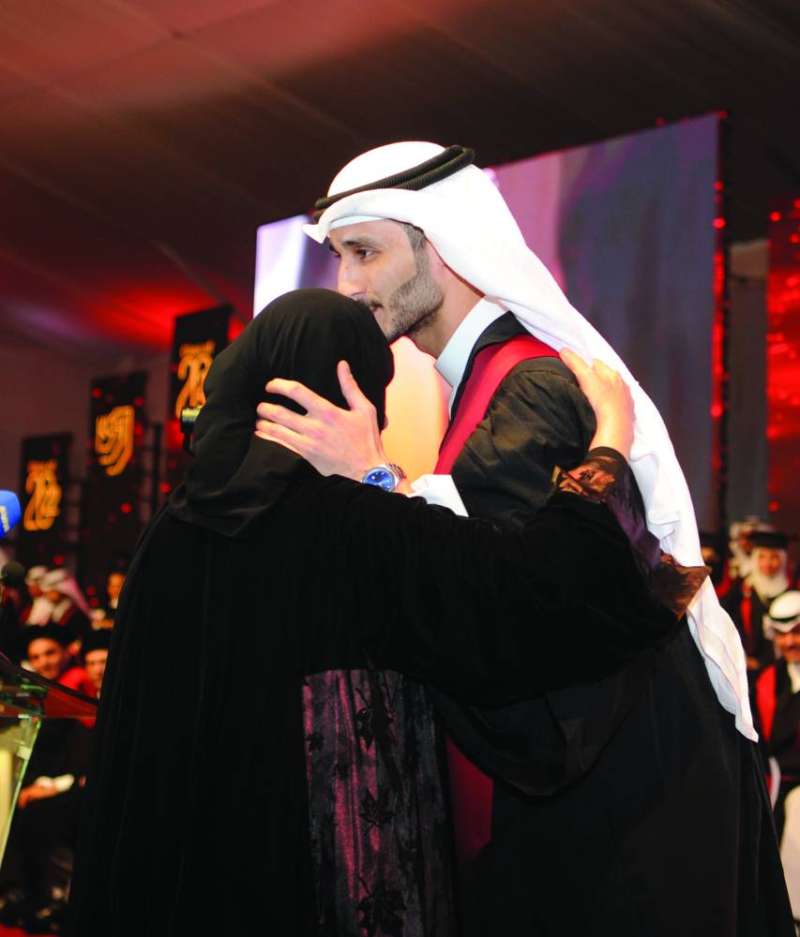 خريج مقبلاً رأس والدته