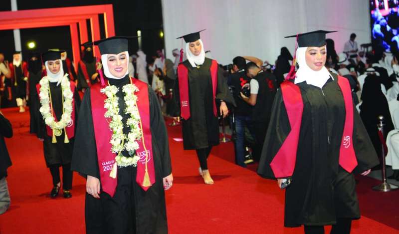 عدد من الطالبات في طريقهن إلى المنصة لنيل شهادات تخرجهن