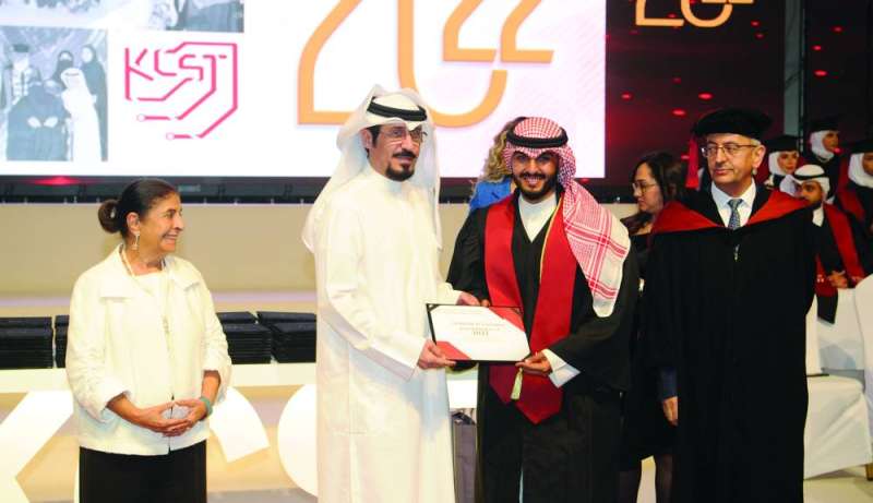 تكريم أحد الطلبة 