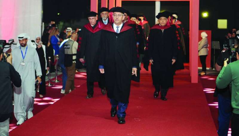 
خالد البقاعين وأكاديميو الكلية يتقدمون الخريجين في طريقهم للمنصة