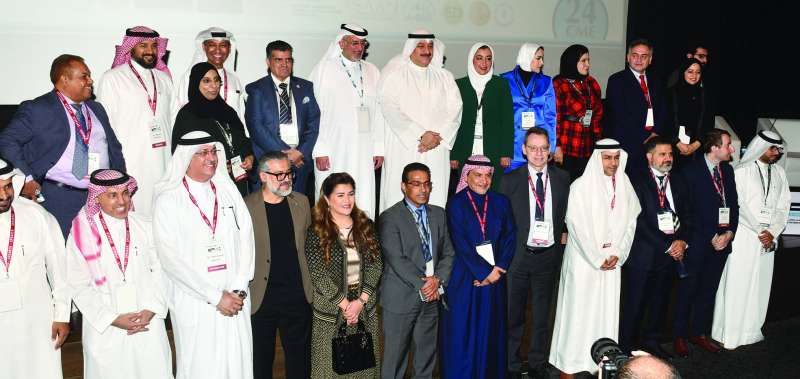 
 وزير الصحة ومنظمو المؤتمر والمعرض في لقطة جامعة