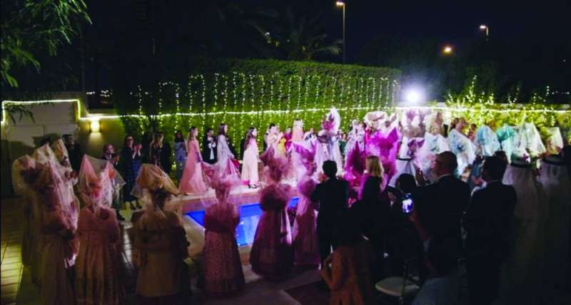 جانب من عرض الأزياء