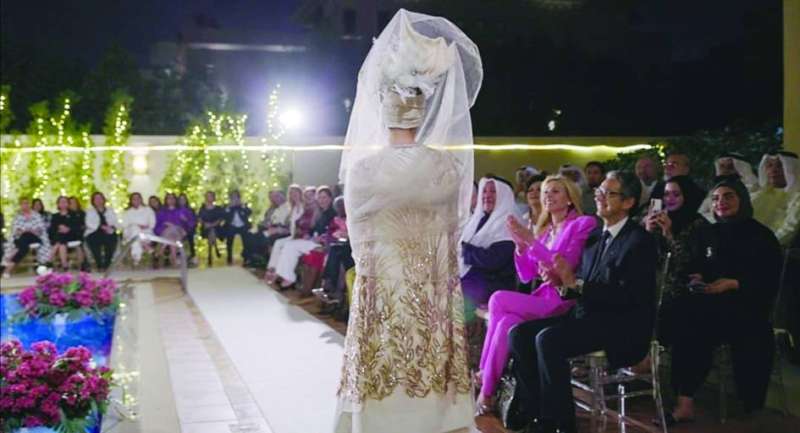 مرور إحدى العارضات أمام الجمهور