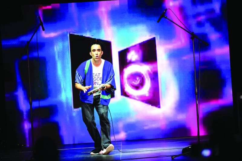 إليوي بيركوزيون في فقرة راقصة