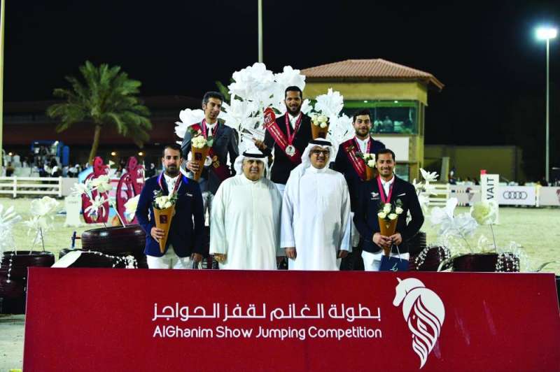 السفير السعودي والغانم يتوسطان أبطال الجائزة الكبرى
