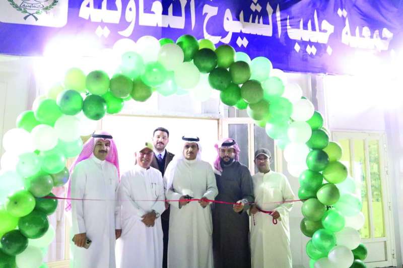 
المطيري وقياديو الجمعية ومسؤولو السوق خلال الافتتاح
