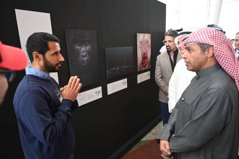 ماجد الزعابي يشرح للفاضل عن صورته «تأمل»
 