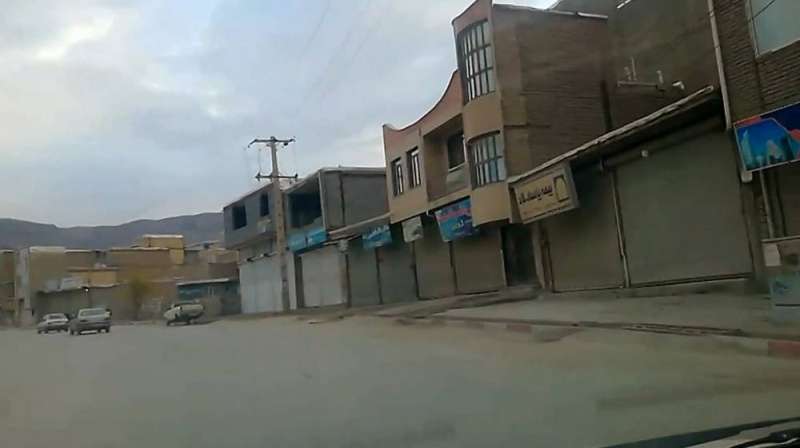 متاجر مغلقة في إيران أمس (أ ف ب)