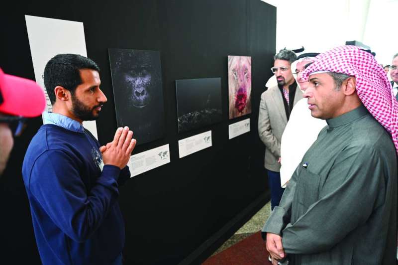 ماجد الزعابي يشرح للفاضل عن صورته الفائزة 	(تصوير أسعد عبدالله) 