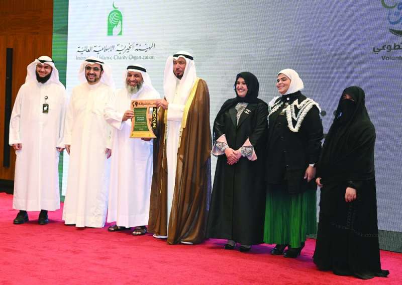 المعتوق مكرماً أحد المتطوعين بحضور الشيخة سهيلة الصباح 	(تصوير نايف العقلة) 